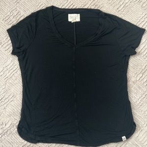 Evy’s tree essential t in black, soft v-neck t-shirt short sleeve Size Large